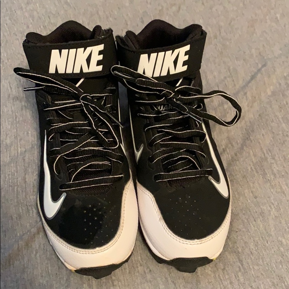Boys Nike cleats size 3Y wore only once like new